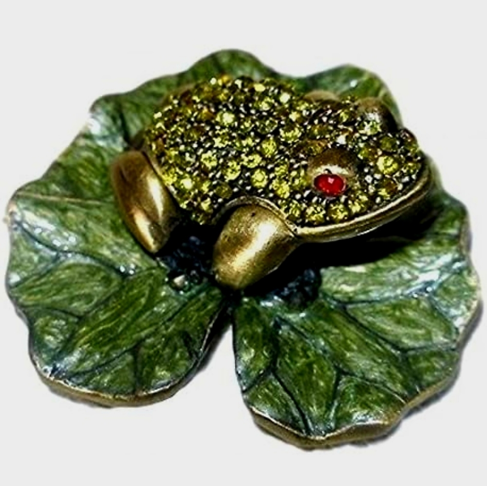 Cherished Treasures Frog on Pearlized Enamel Lilypad